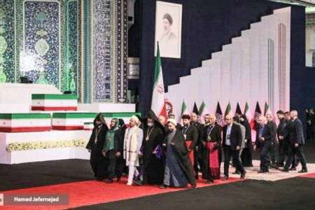 ادای احترام نمایندگان و روحانیون ادیان الهی کشور و هیئت‌های خارجی به پیکر رهبر...